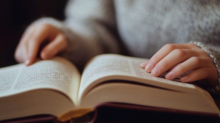 「眠気を誘う読書 vs 眠気を防ぐ読書：科学が明かす就寝前のベストな読書法」